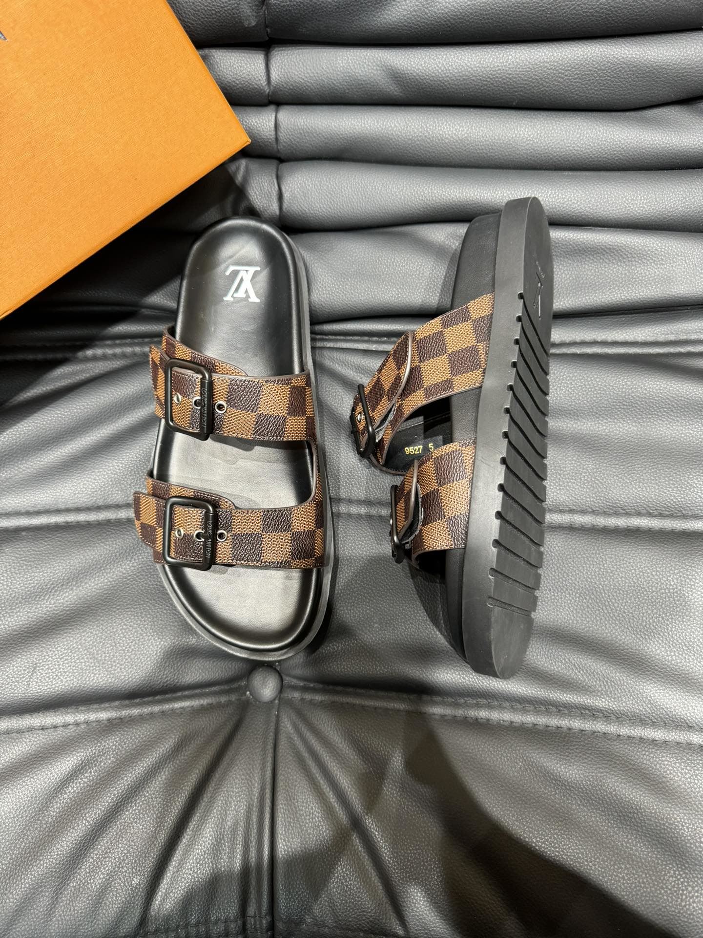 Louis Vuitton Slippers